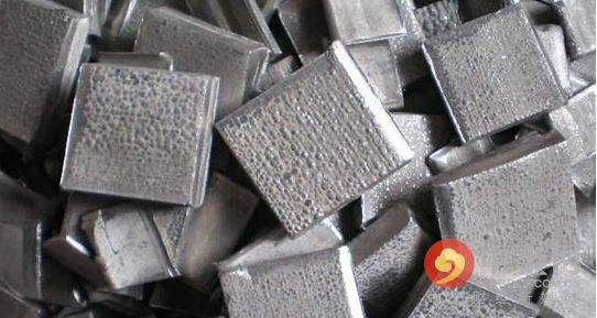 5月期鎳連續(xù)第三個月下跌，周四觸及去年6月來最低水準每噸8,810美元，今年迄今下跌12%，是跌幅最大的主要基本金屬。